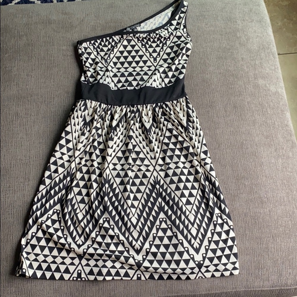 Super Flattering one shoulder dress.